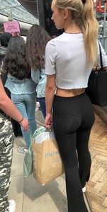 Szczupła blondyna 1