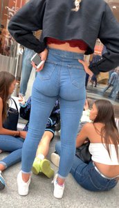 Laska w jeansach kuca 2
