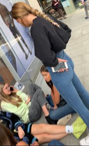 Laska w jeansach kuca 4
