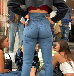 Laska w jeansach kuca 6