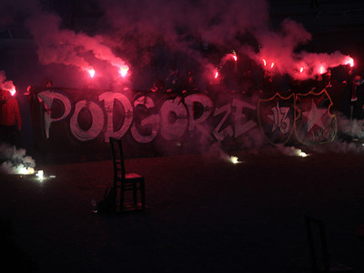 Kibice Wisły na krakowskim Podgórzu na placu bohaterów getta 1