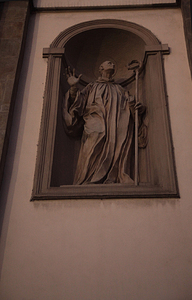 Pomnik przy wejściu do kościoła świętej Anny w Krakowie