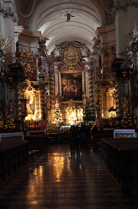 Szopka w krakowskim kościele Bernardynów i inne ujęcia wnętrz świątyni. 1