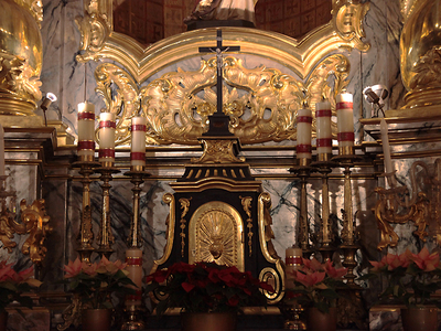 Szopka w krakowskim kościele Bernardynów i inne ujęcia wnętrz świątyni. 20