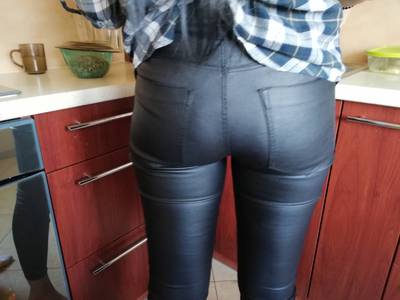 Błyszczące spodnie i koszula podoba się ? 3