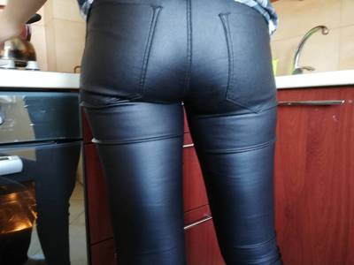 Błyszczące spodnie i koszula podoba się ? 9