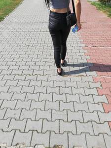 Takie dupsko na spacerze aż się faceci odwracali 13