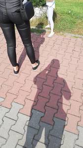 Takie dupsko na spacerze aż się faceci odwracali 18