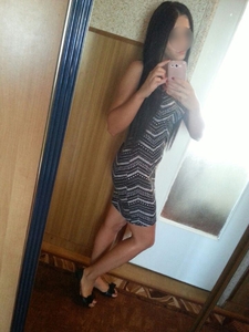 Czarnula w niebieskiej sukience 1