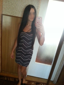 Czarnula w niebieskiej sukience 2