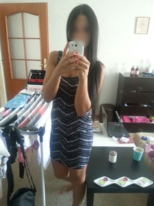 Czarnula w niebieskiej sukience 3