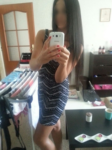 Czarnula w niebieskiej sukience 4