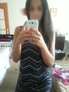 Czarnula w niebieskiej sukience 5