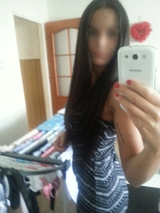 Czarnula w niebieskiej sukience 6