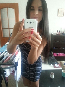 Czarnula w niebieskiej sukience 8