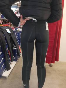 Przymierza legginsy na siłownię 3