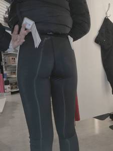 Przymierza legginsy na siłownię 4