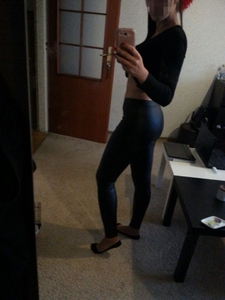 Piękne ciało w lateksowych spodenkach 1