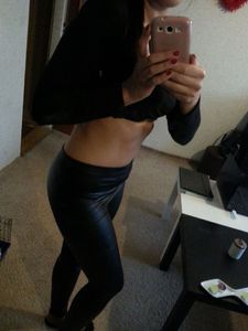 Piękne ciało w lateksowych spodenkach 3