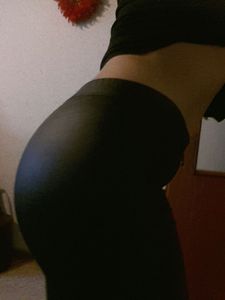 Piękne ciało w lateksowych spodenkach 4