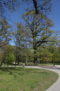 Kościół Matki Boskiej Dobrej Rady , architektura Prokocimia i park Jerzmanowskiego , w Krakowie. 86