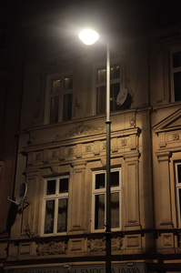 Kamienica w centrum miasta nocą