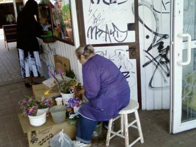 Pani która sprzedaje najlepsze i bardzo ładne kwiatki